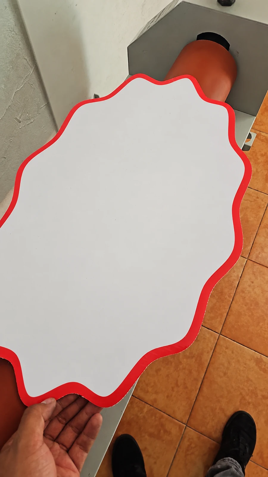 Pieza troquelada con contorno rojo